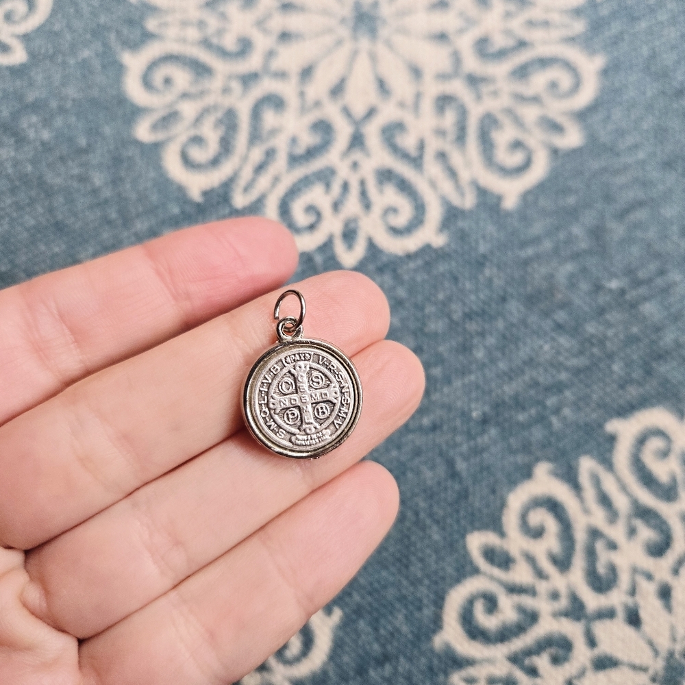 Vintage Dainty Silver Navy Blue Saint St Benedict Medallion Medal Coin Pendant - Picture 6 of 6